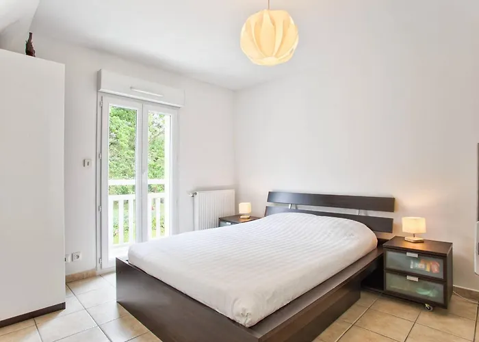 Maison De Pour 6 Personnes A 600m De La Avec Terrasse Et Jardin, Ideale En Famille - Fr-1-788-13 *