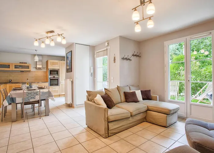 Maison De Pour 6 Personnes A 600m De La Avec Terrasse Et Jardin, Ideale En Famille - Fr-1-788-13