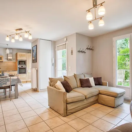 Maison De Pour 6 Personnes A 600m De La Avec Terrasse Et Jardin, Ideale En Famille - Fr-1-788-13