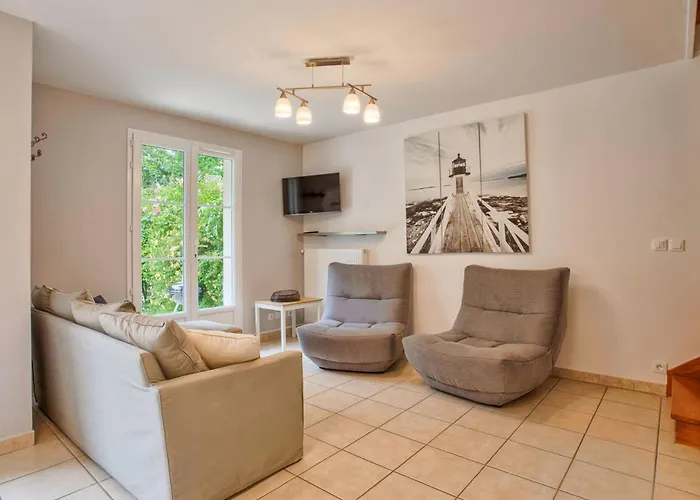 Maison De Pour 6 Personnes A 600m De La Avec Terrasse Et Jardin, Ideale En Famille - Fr-1-788-13